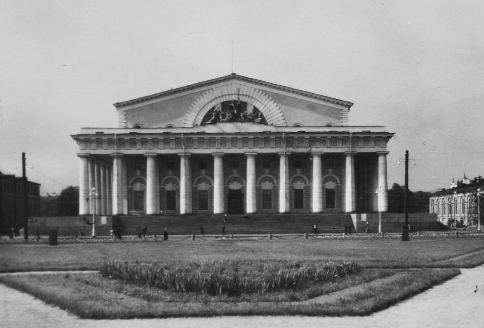 Вид на здание Военно-морского музея, 1953 год. По обе стороны лестницы - белые мемориальные доски, посвященные выступлениям Сталина. ЦГАКФФД СПб
