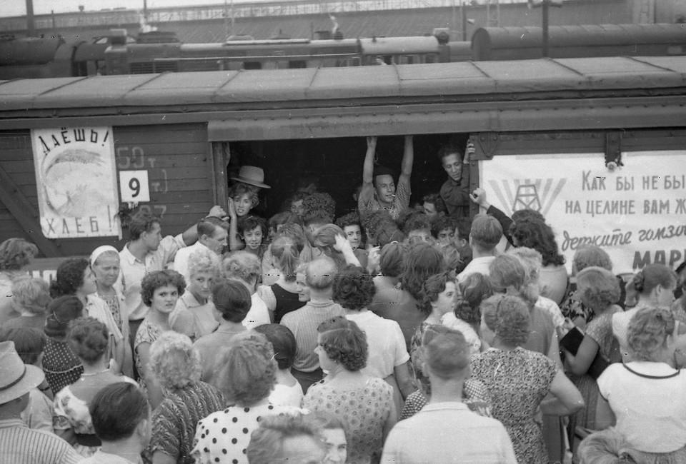 Отправление поезда на целину с Московского вокзала. 1961. Источник фото: https://avp23649.livejournal.com/268145.html