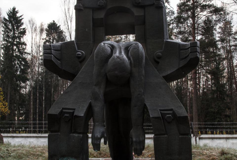 Молох тоталитаризма (скульпторы Н.П. Галицкая и В.А. Гамбаров)